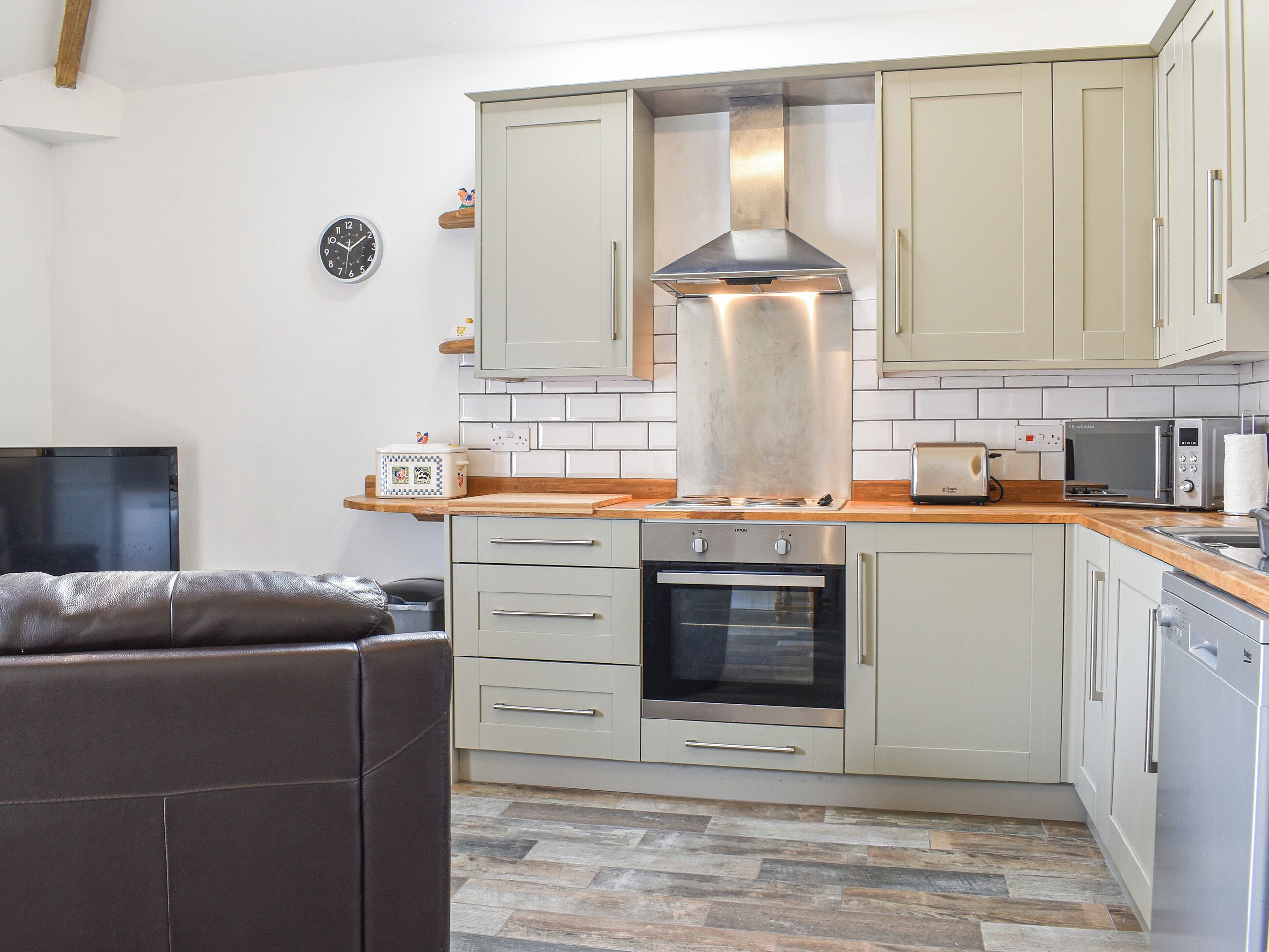 Een vaatwasser, een kinderstoel