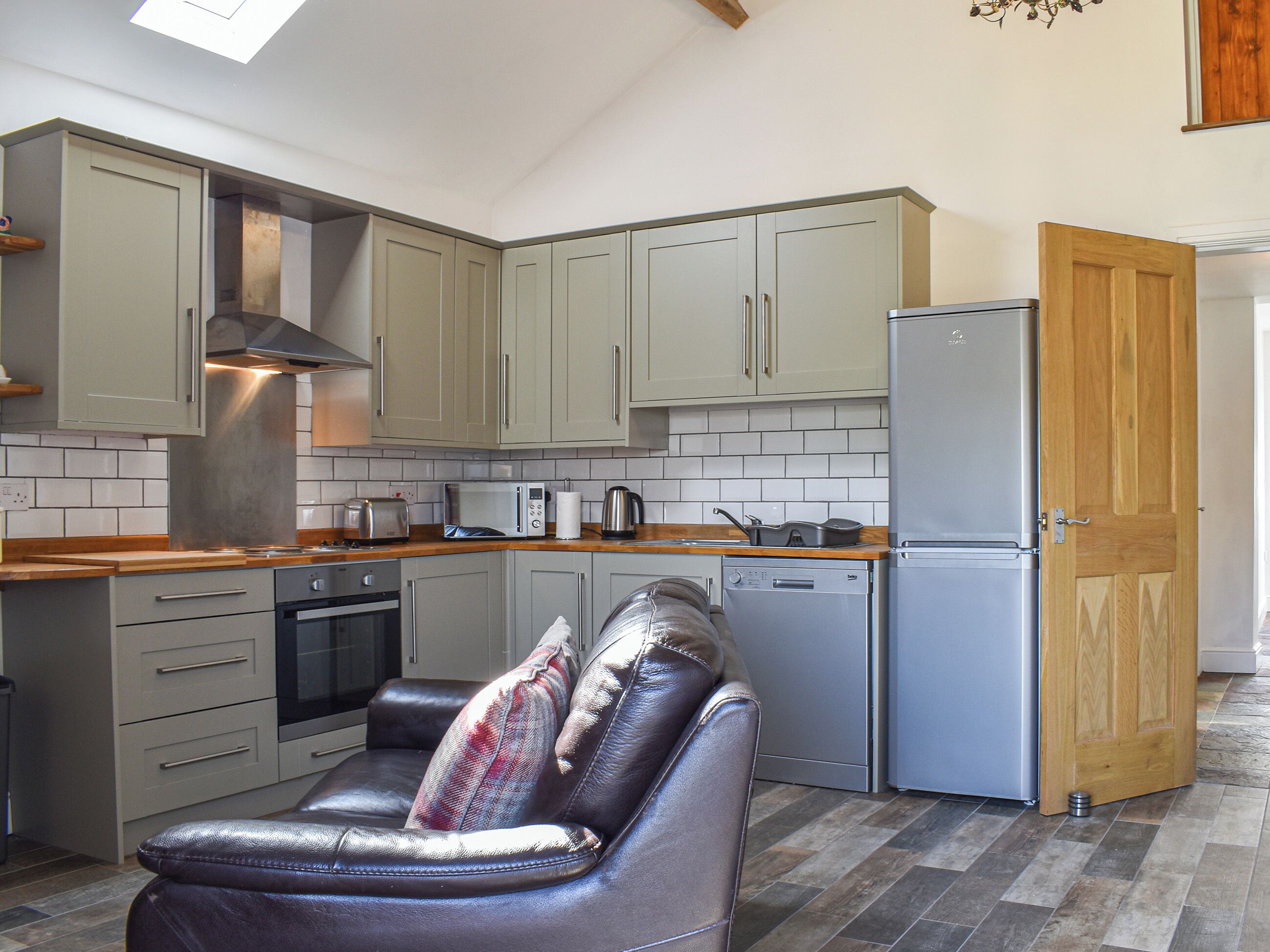 Oppvaskmaskin og høy barnestol