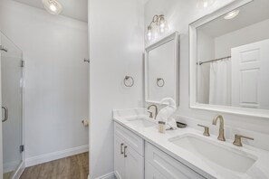 Ensemble baignoire-douche, séchoir à cheveux, serviettes fournies