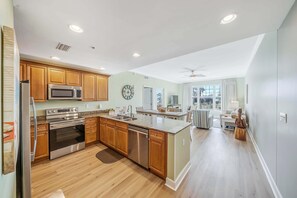 Refrigerador, microondas, horno y parrilla de estufa 