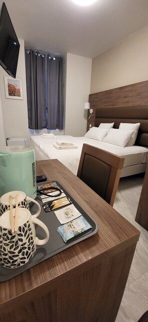Habitación estándar doble | Caja fuerte, escritorio, sistema de insonorización