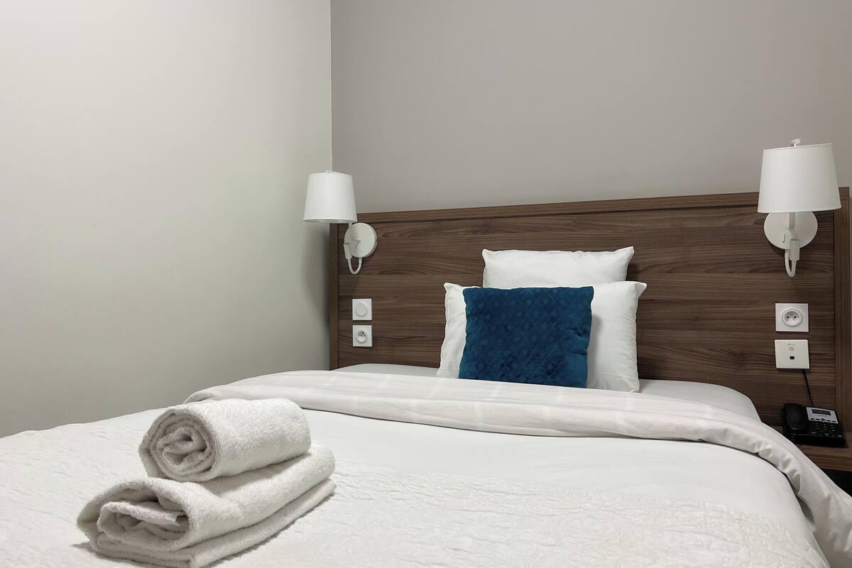 Single Room | In-room safe, desk, soundproofing, iron/ironing board (on request)