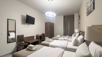 Habitación cuádruple | Caja de seguridad en la habitación, escritorio y insonorización