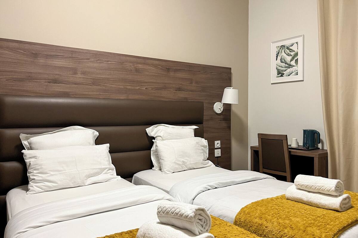 Economy Twin Room | In-room safe, desk, soundproofing, iron/ironing board (on request)