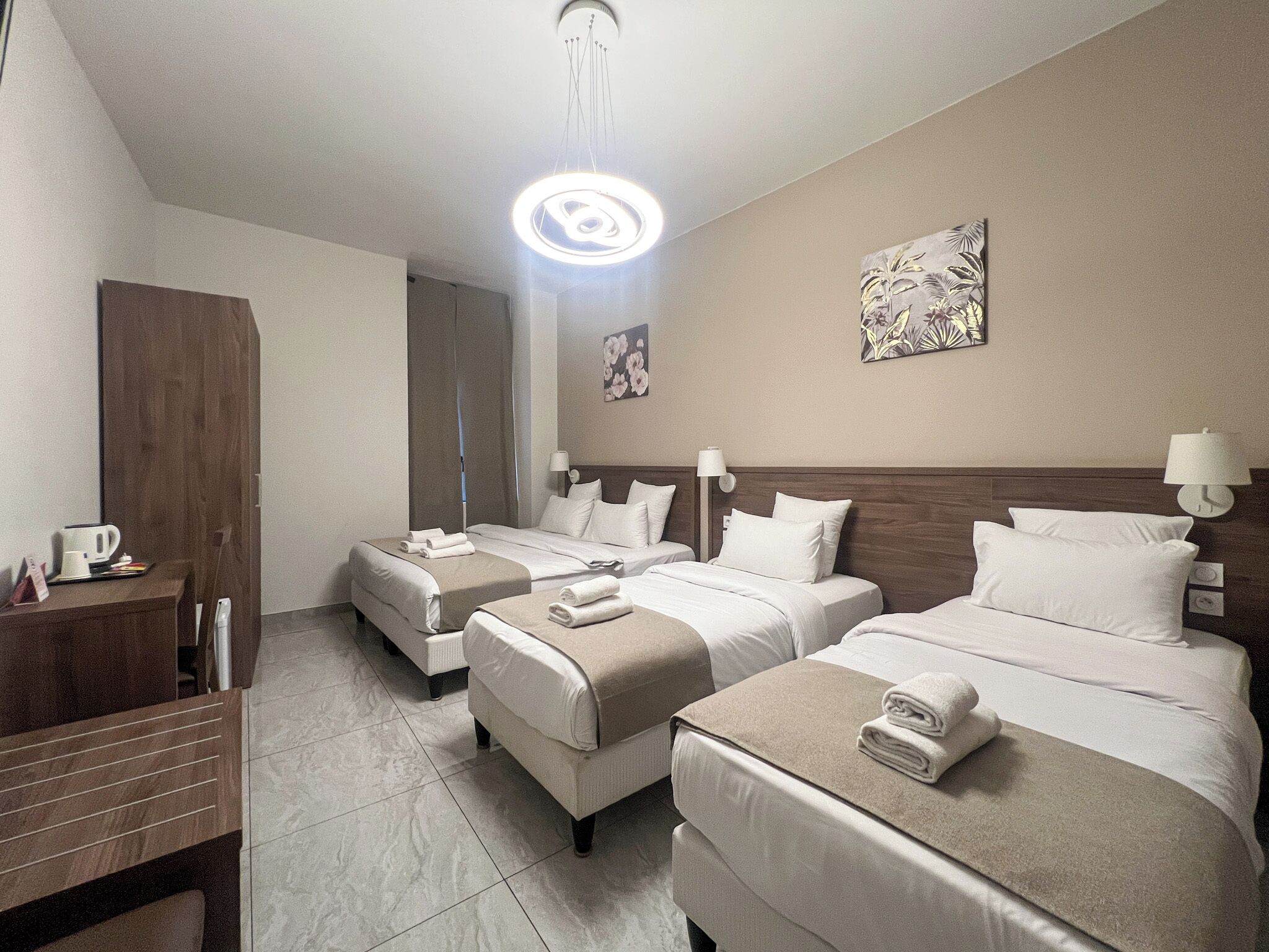 Camera quadrupla | Una cassaforte in camera, una scrivania, insonorizzazione