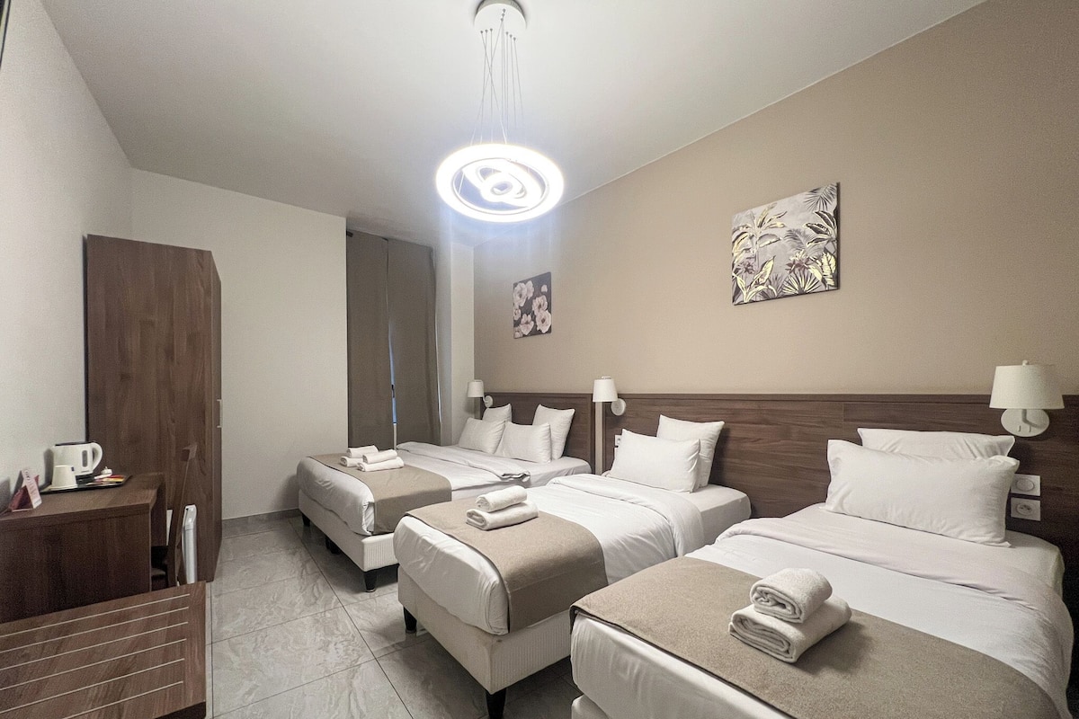 Camera quadrupla | Una cassaforte in camera, una scrivania, insonorizzazione