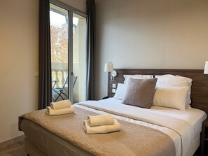 Habitación doble clásica | Caja de seguridad en la habitación, escritorio y insonorización 