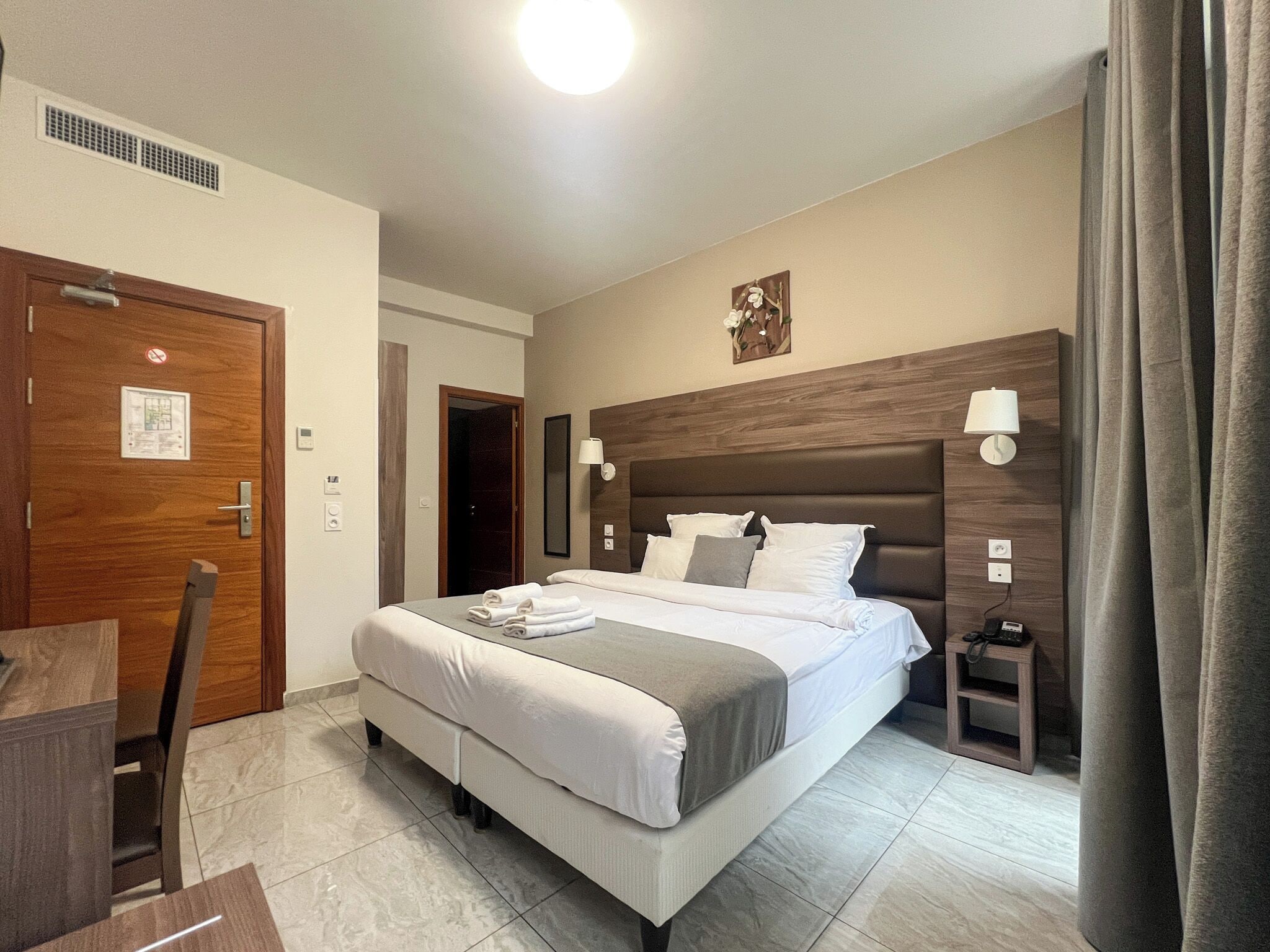 高級雙人房 | 房內夾萬、書桌、隔音、熨斗/熨衫板