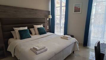 Comfort Double Room | In-room safe, desk, soundproofing, iron/ironing board