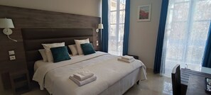Comfort Double Room | In-room safe, desk, soundproofing, iron/ironing board - Square Hôtel (Nîmes)