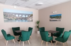 Lobby sitting area - Square Hôtel (Nîmes)