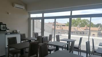 Desayuno buffet diario (EUR 10 por persona)