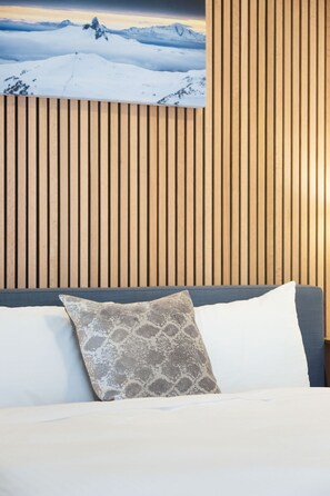 Een bureau, een strijkplank/strijkijzer, gratis wifi, beddengoed
