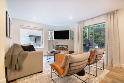 4BR Luxury Village Townhouse!