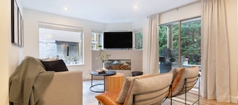 4BR Luxury Village Townhouse!