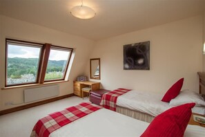 2 quartos, individualmente decorados, individualmente mobiliados