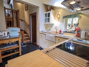 Cottage | Private kitchen | Fridge, dishwasher, cookware/dishes/utensils