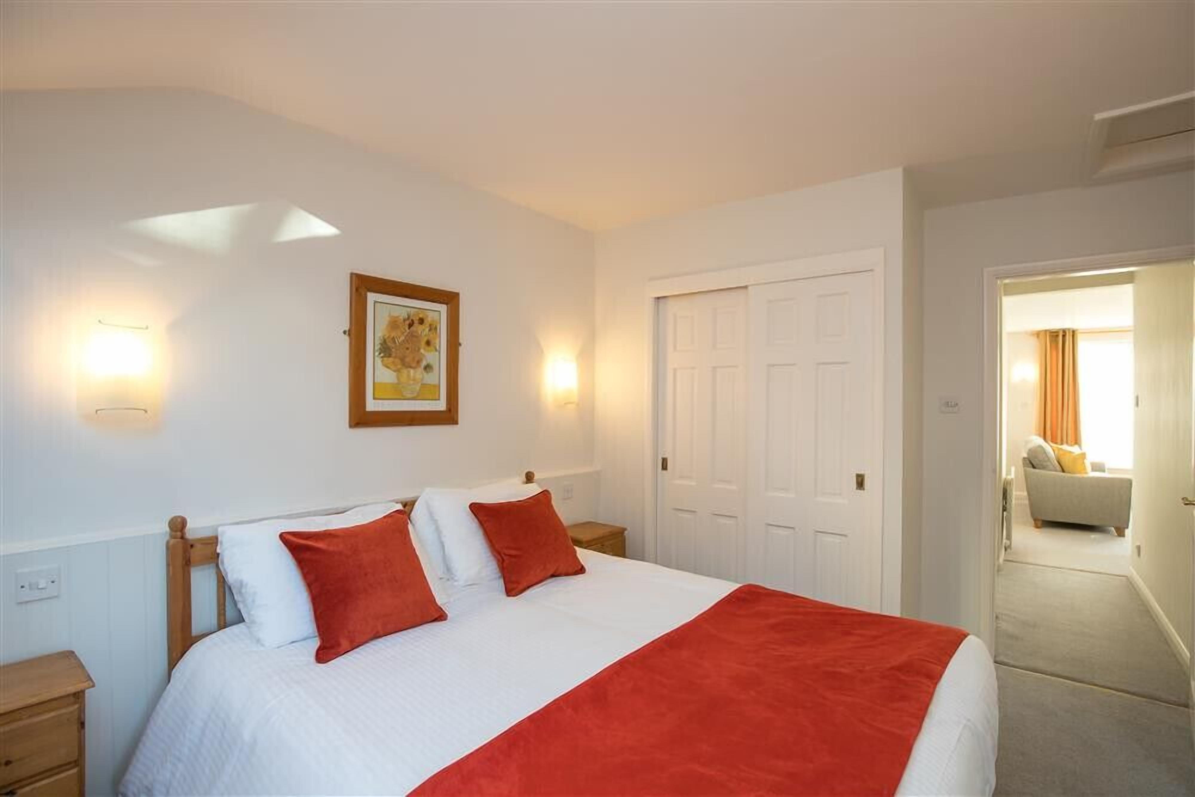 2 habitaciones, decoración personalizada y muebles diferentes 