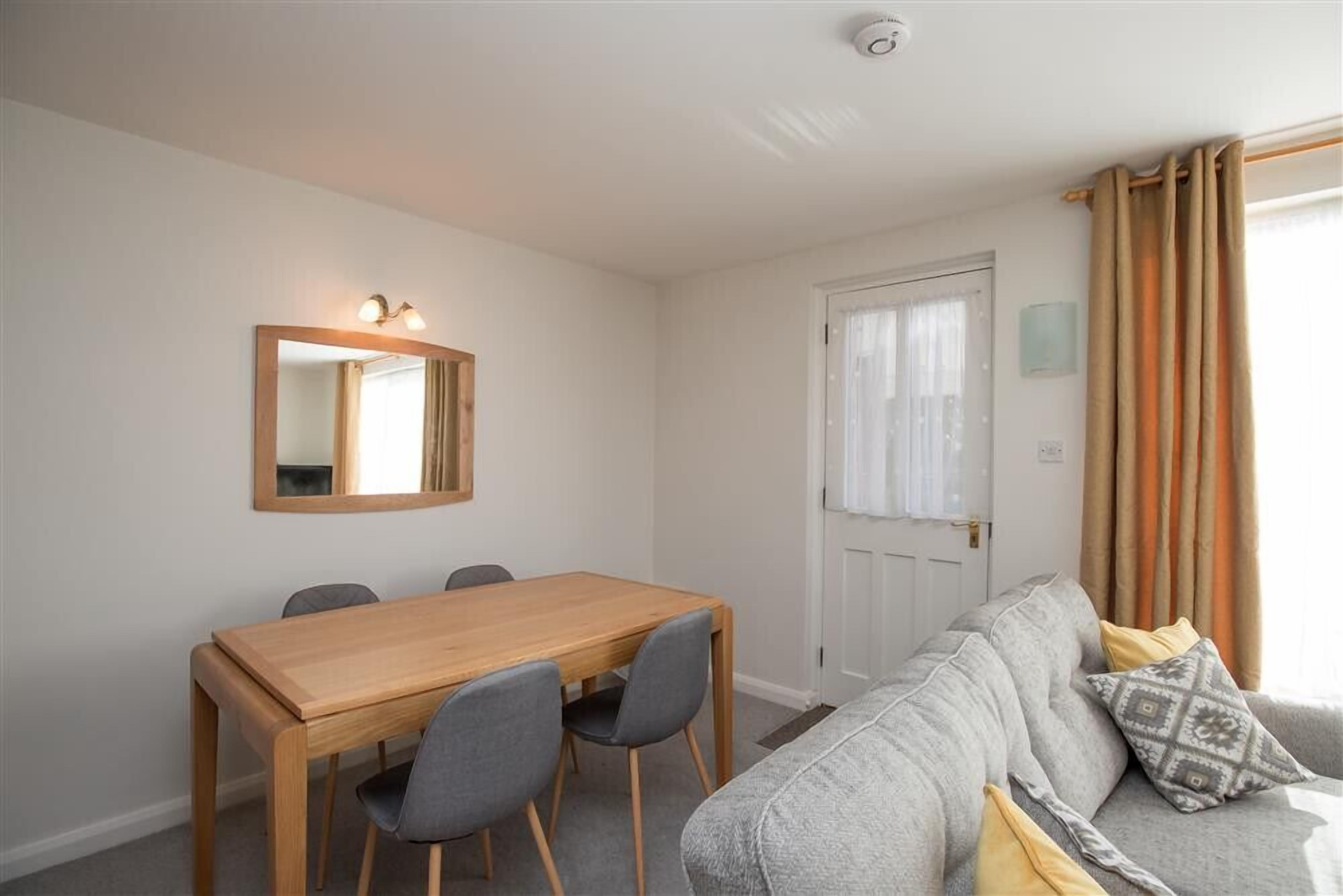 2 dormitoris, decoració individual i mobiliari individual 