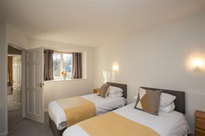 2 dormitorios, decoración individual, mobiliario individual