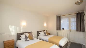 2 dormitoris, decoració individual i mobiliari individual