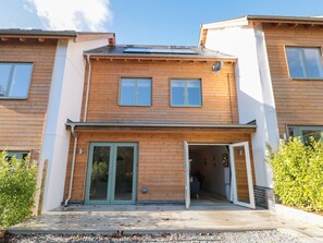 Exterior - 4 Court Terrace, Hillfield Village (Dartmouth)