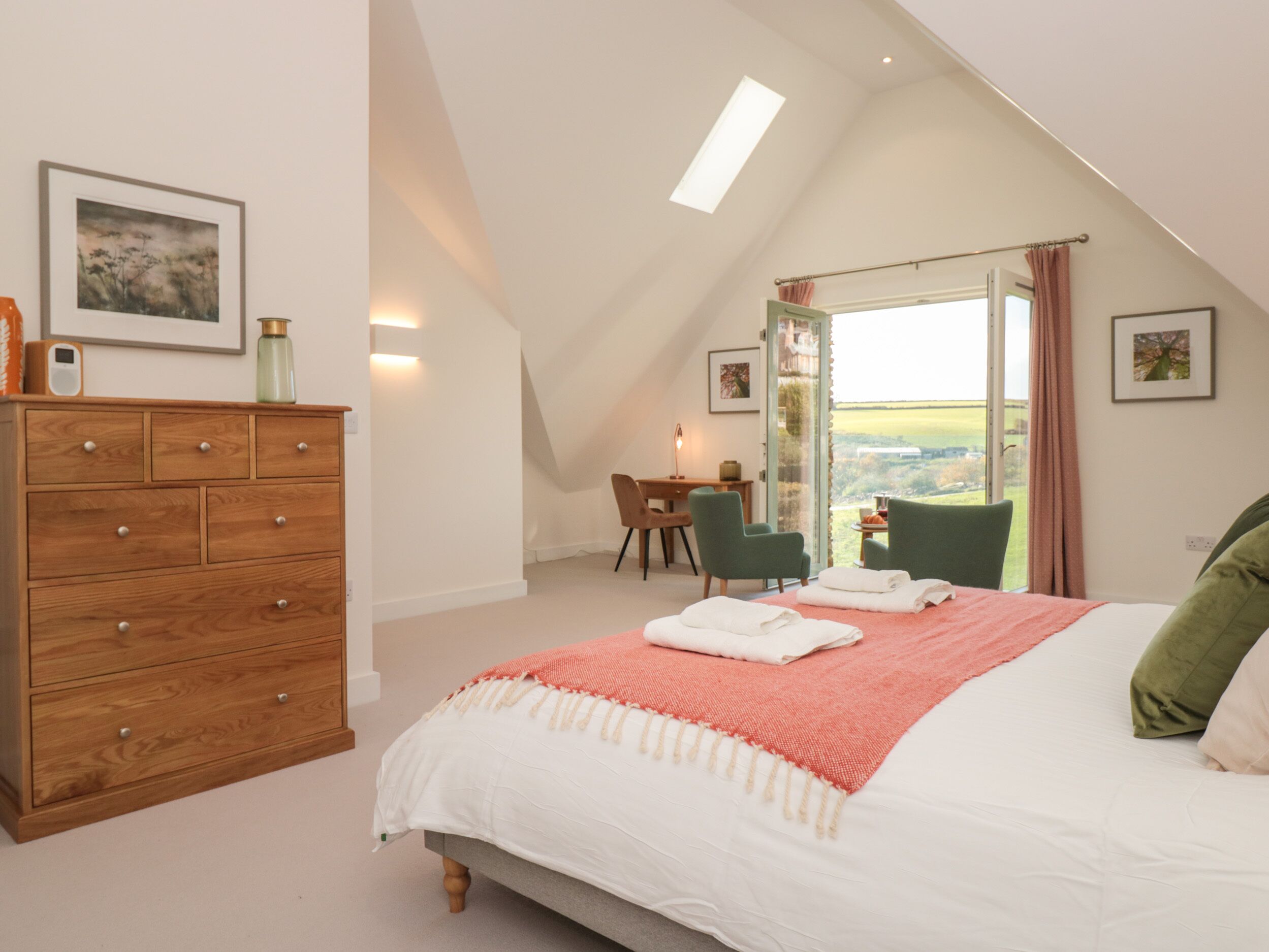 3 ห้องนอน, ห้องพักตกแต่งอย่างมีเอกลักษณ์, ตกแต่งพิเศษโดยเฉพาะ, Wi-Fi ฟรี