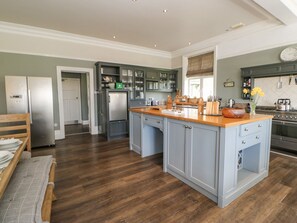 Geladeira, lava-louças, chaleira elétrica, torradeira