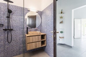 Dusche, kostenlose Toilettenartikel, Haartrockner, Handtücher