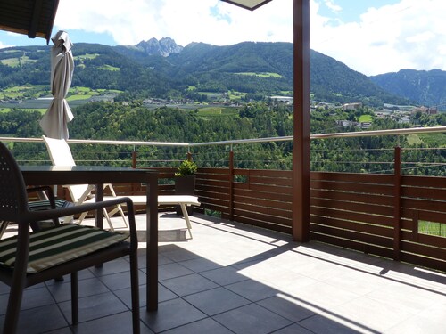 Sunny apartment, large south-facing balcony, wonderful view - South Tyrol GUEST PASS included
