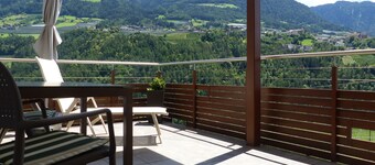 Sunny apartment, large south-facing balcony, wonderful view - South Tyrol GUEST PASS included