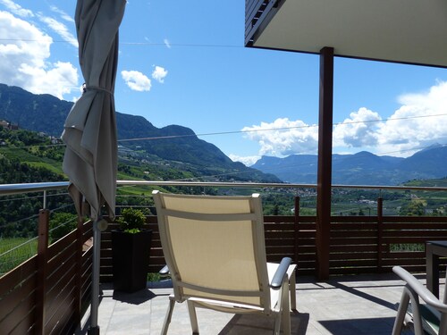 Sunny apartment, large south-facing balcony, wonderful view - South Tyrol GUEST PASS included