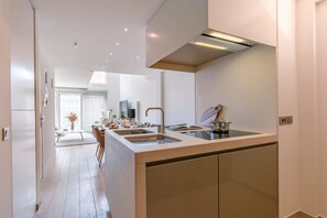 Kjøleskap, mikrobølgeovn, ovn og kokeplater