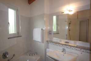 Combined shower/tub, hair dryer, towels, soap - Mini apartment - for 2 pers. - large balcony (Trentino-Alto Adige)