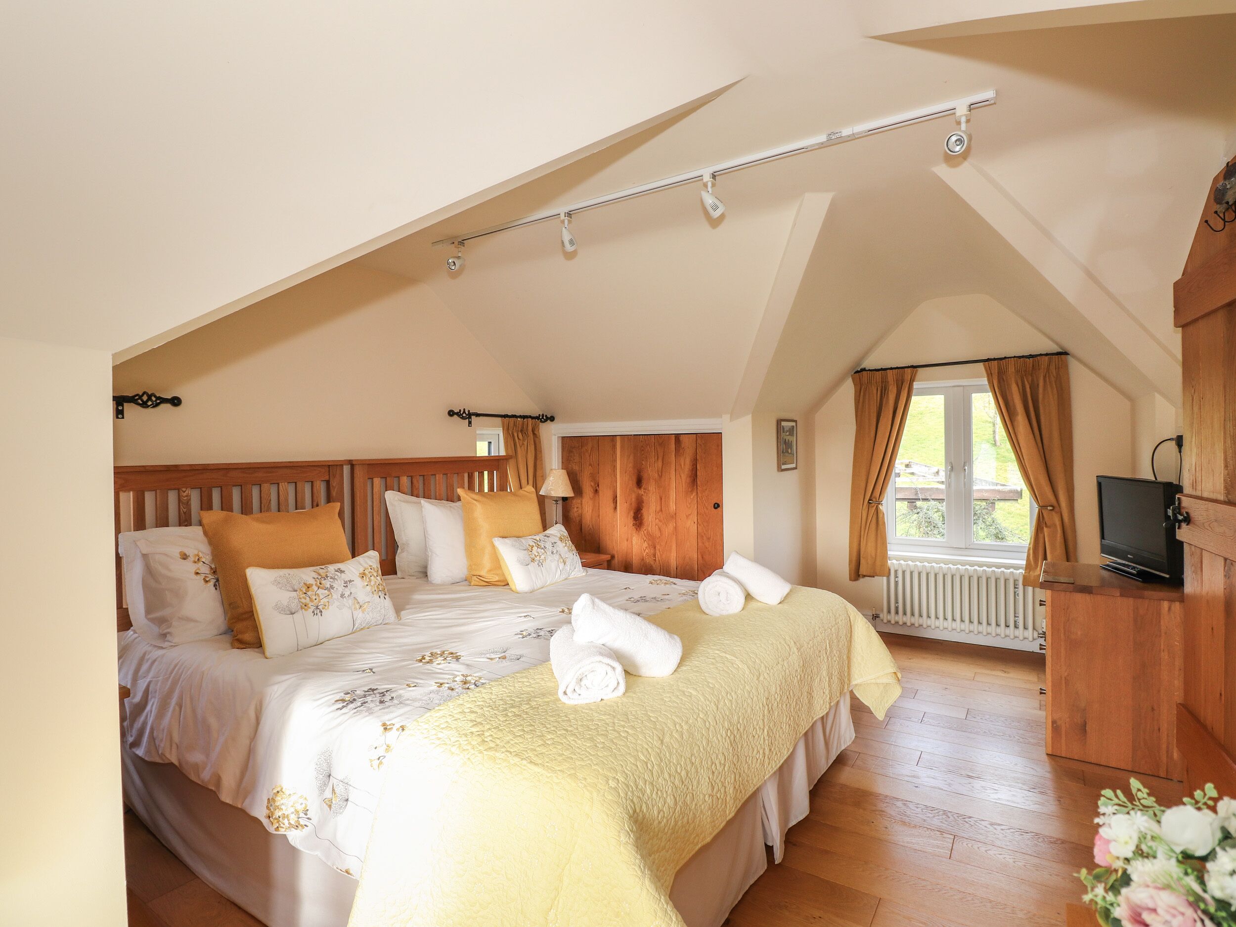 2 bedrooms, individually decorated, individually furnished, free WiFi