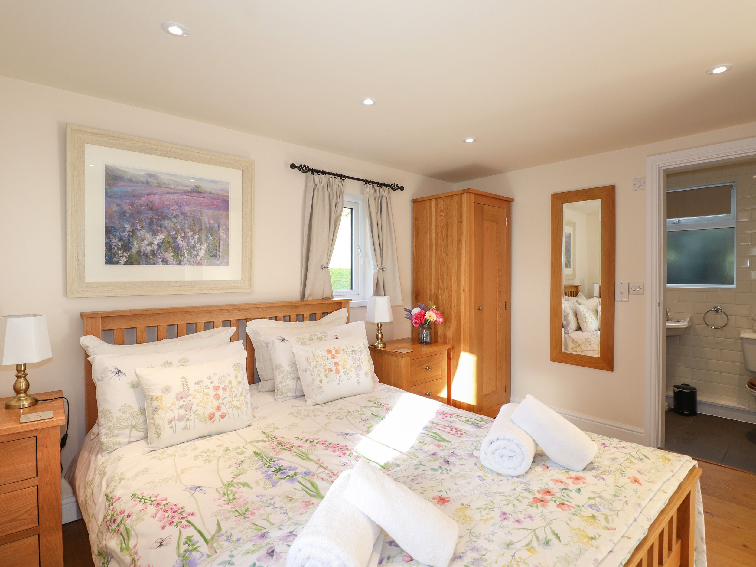 2 bedrooms, individually decorated, individually furnished, free WiFi