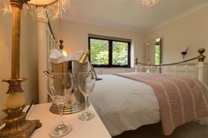 2 Schlafzimmer, individuell dekoriert, individuell eingerichtet