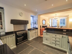 Cottage | Private kitchen | Fridge, dishwasher, cookware/dishes/utensils - Fairy Glen (Ambleside)