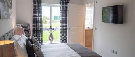 Apartment, Multiple Beds | 2 bedrooms, iron/ironing board, free WiFi, bed sheets