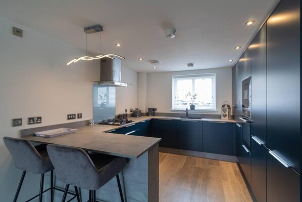 Apartment, Multiple Beds | Private kitchen | Fridge, microwave, oven, stovetop - Spacious 2 Bedroom Modern Apartment in Inverness (Inverness)