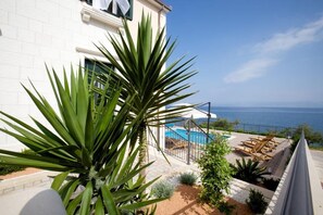 Appartamento (One Bedroom Apartment with Terrace an) | Piscina | Piscina stagionale all'aperto, ombrelloni da piscina, lettini
