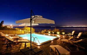 Appartamento (One Bedroom Apartment with Terrace an) | Piscina | Piscina stagionale all'aperto, ombrelloni da piscina, lettini