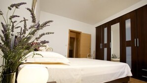 公寓 (One Bedroom Apartment with Terrace an)