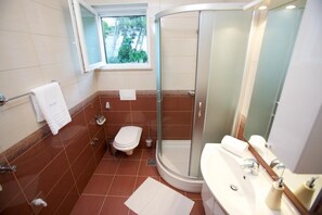 Apartment (Comfort One Bedroom Apartment With Te) | Bathroom | Shower, towels - Apartments Villa Grlica (Sutivan)
