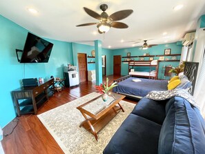 Living area - Impeccable 1-bedroom Lodging in Koror (Koror)