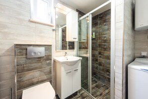 Departamento (One Bedroom Apartment with Terrace) | Baño | Regadera y toallas 
