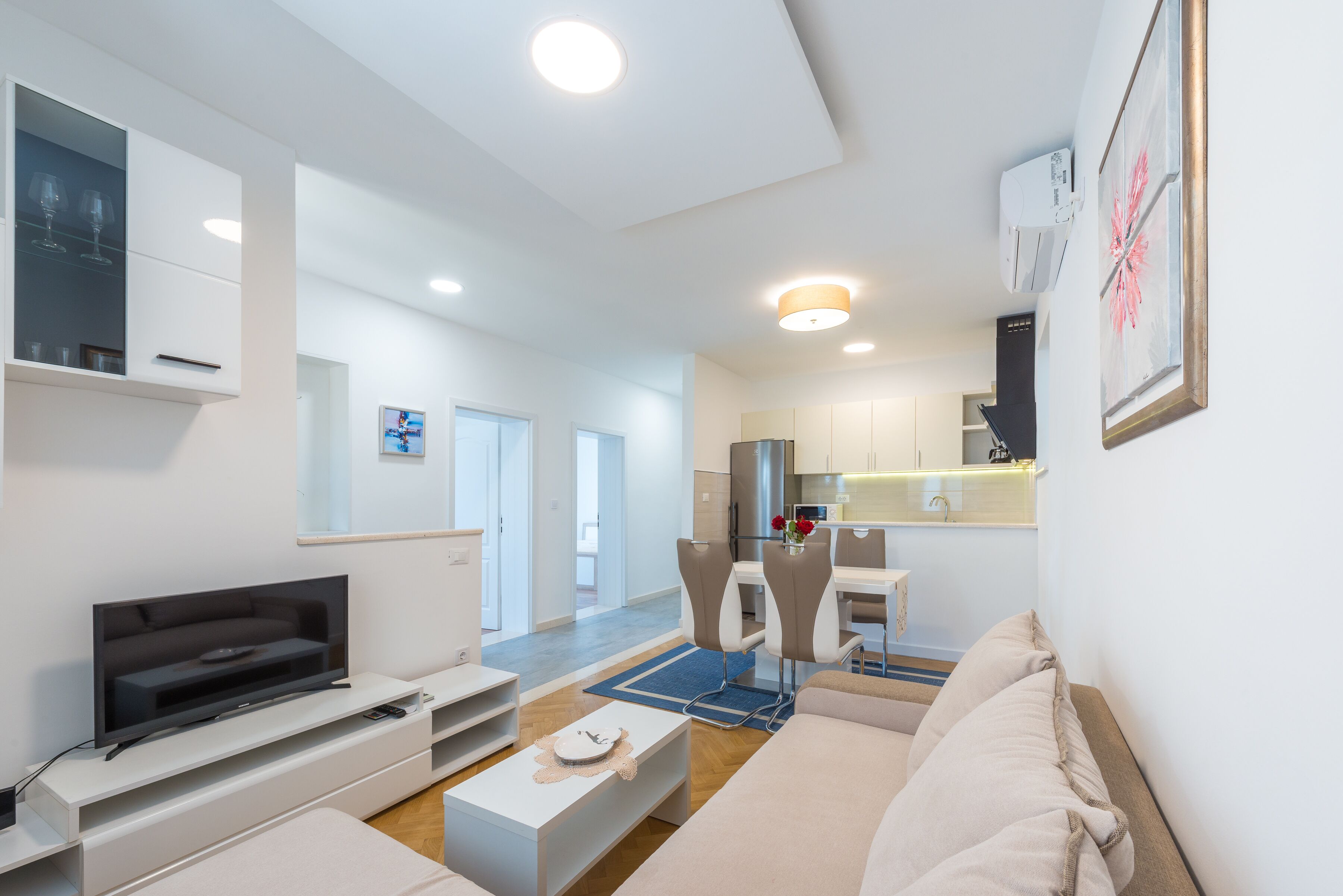 Căn hộ (Two Bedroom Apartment with Balcony an) | Phòng khách | TV 