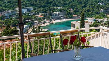 Căn hộ (Three Bedroom Apartment with Terrace ) | Hiên