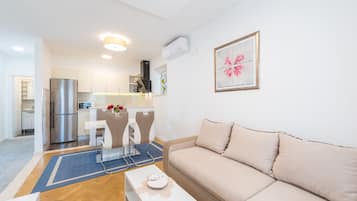 Apartamento (Two Bedroom Apartment with Balcony an) | Sala de estar | TV