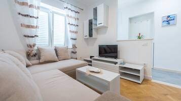 Căn hộ (Two Bedroom Apartment with Balcony an) | Phòng khách | TV